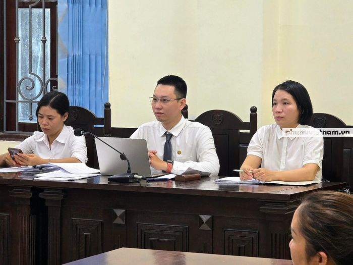 Luật sư Chu Bá Định (giữa ảnh), Văn phòng Luật sư 365, Đoàn Luật sư thành phố Hà Nội tại phiên toà.