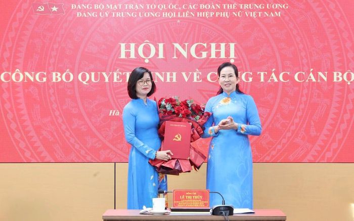 Đồng chí Lê Thị Thủy (bên phải), Ủy viên TƯ Đảng, Ủy viên Ban Thường vụ Đảng ủy MTTQ, các đoàn thể Trung ương, Phó Chủ tịch UBTƯ MTTQ Việt Nam, Bí thư Đảng ủy, Chủ tịch Hội LHPN Việt Nam, trao quyết định về công tác cán bộ cho đồng chí Phạm Thị Hương Giang