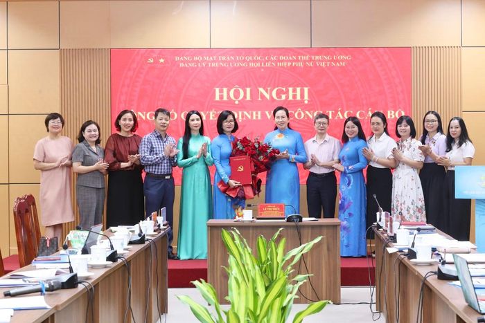 Ban Chấp hành Đảng bộ TƯ Hội LHPN Việt Nam chúc mừng đồng chí Phạm Thị Hương Giang