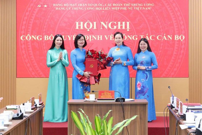 Ban Thường vụ Đảng ủy Trung ương Hội LHPN Việt Nam nhiệm kỳ 2025 - 2030 chúc mừng đồng chí Phạm Thị Hương Giang