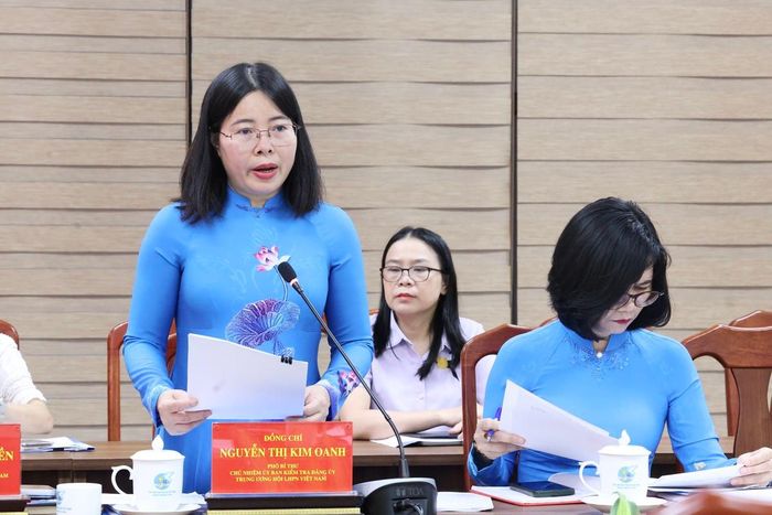 Đồng chí Nguyễn Thị Kim Oanh, Phó Bí thư Đảng ủy Trung ương Hội LHPN Việt Nam, trình bày báo cáo hoạt động quý III