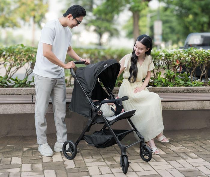 Trải nghiệm đẩy thử và tự tay thao tác gập mở trực tiếp giúp ba mẹ đánh giá chính xác độ đầm, độ nhạy của xe