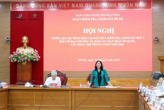 Bà Bùi Thị Minh Hoài, Ủy viên Bộ Chính trị, Bí thư Trung ương Đảng, Bí thư Đảng ủy MTTQ, các đoàn thể Trung ương, Chủ tịch Ủy ban Trung ương MTTQ Việt Nam, phát biểu tại hội nghị
