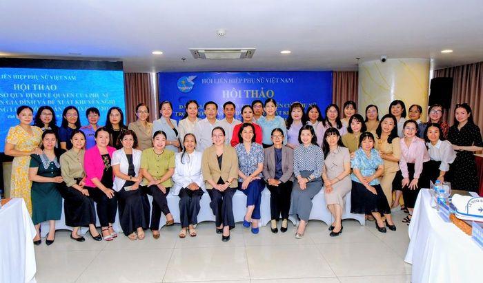 Lãnh đạo Hội LHPN Việt Nam cùng các đại biểu dự Hội thảo
