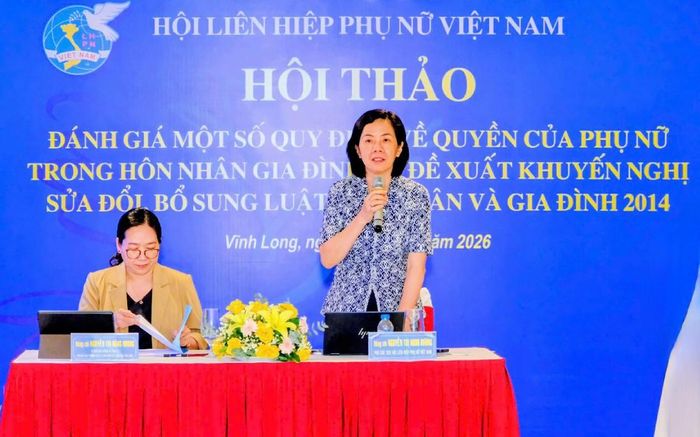 Bà Nguyễn Thị Minh Hương (bên phải), Phó Chủ tịch Hội LHPN Việt Nam, dự và chỉ đạo Hội thảo
