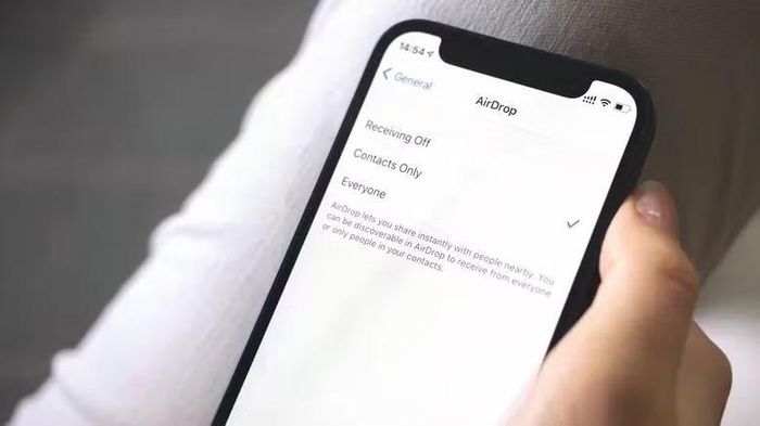 Khi các hình thức tấn công mạng ngày càng tinh vi, việc duy trì AirDrop ở chế độ Chỉ danh bạ cũng trở thành một biện pháp bảo vệ