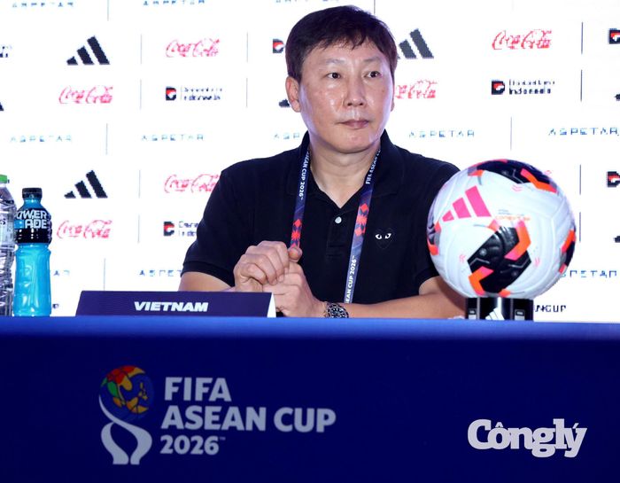 HLV Kim Sang Sik nhận trách nhiệm sau thất bại 0-2 trước Thái Lan. Ảnh: Phạm Đình.