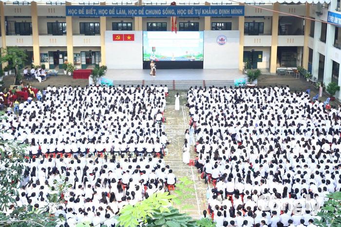CSGT TP.HCM đẩy mạnh tuyên truyền cho cán bộ, giáo viên, nhân viên và học sinh.