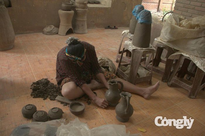 Gốm nơi đây được làm thủ công, không dùng bàn xoay hay khuôn đúc cố định, nên mỗi sản phẩm mang hình dáng, hoa văn và màu sắc riêng.