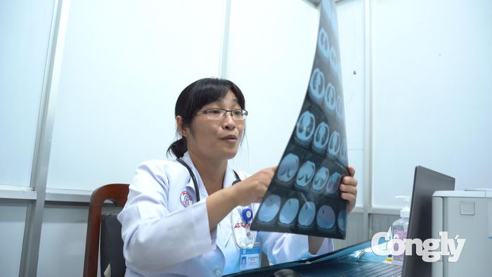 Bác sĩ chẩn đoán tình trạng của bệnh nhân.
