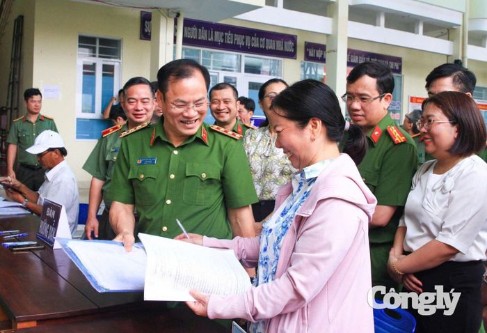 Khánh Hòa yêu cầu các cơ quan, tổ chức không được yêu cầu cá nhân, tổ chức nộp hoặc xuất trình bản chính, bản sao giấy tờ đã được tích hợp trên ứng dụng VNeID.