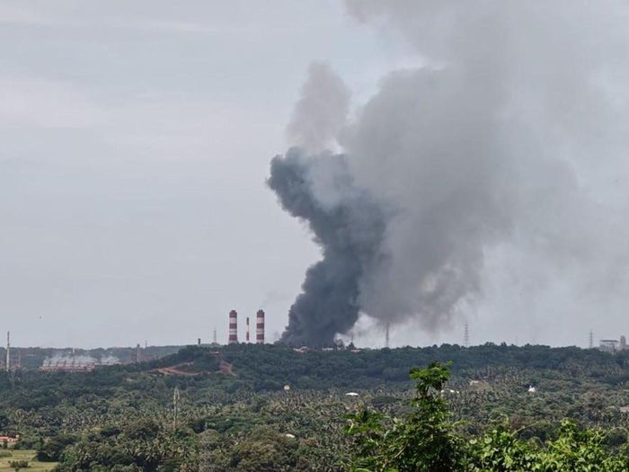 Vụ nổ nhà máy lọc dầu MRPL ở Karnataka: Công tác ứng phó khẩn cấp đang được tiến hành, thông tin về thương vong đang được chờ đợi. Ảnh: The Hindu