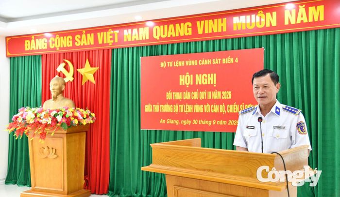 Đại tá Nguyễn Thái Dương - Ủy viên Ban Thường vụ Đảng ủy, Phó Chính ủy Bộ Tư lệnh Vùng Cảnh sát biển 4 chủ trì Hội nghị