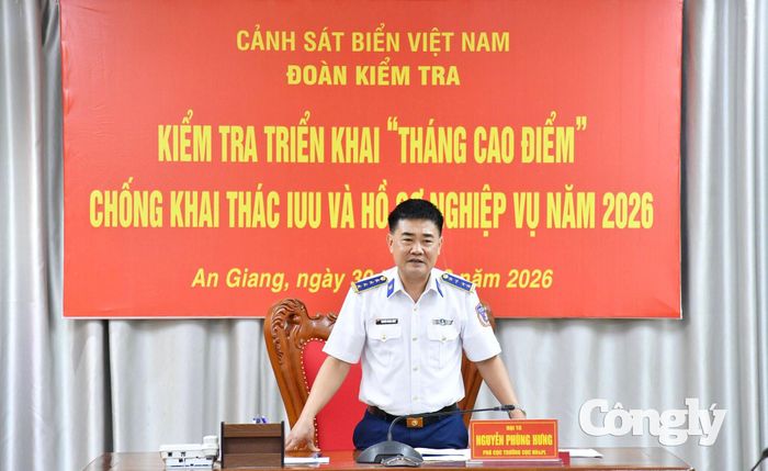 Đại tá Nguyễn Phùng Hưng - Phó Cục trưởng, Cục Nghiệp vụ và Pháp luật Cảnh sát biển Việt Nam phát biểu kết luận kiểm tra