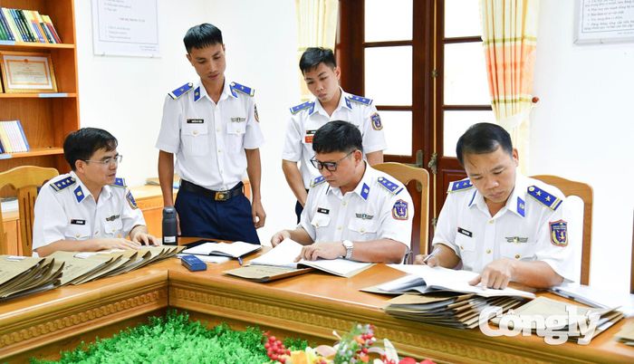 Đoàn công tác kiểm tra sổ sách, hồ sơ nghiệp vụ
