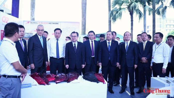 Trưởng ban Chính sách, chiến lược Trung ương Nguyễn Thanh Nghị, Phó Thủ tướng Thường trực Chính phủ Phạm Gia Túc, Bộ trưởng Bộ Công Thương Lê Mạnh Hùng và các đại biểu tham quan gian trưng bày sản phẩm tại hội thảo.