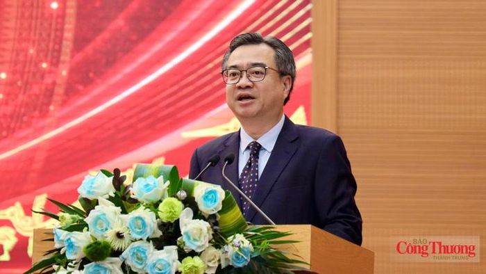 Đồng chí Nguyễn Thanh Nghị - Ủy viên Bộ Chính trị, Bí thư Trung ương Đảng, Trưởng Ban Chính sách, chiến lược Trung ương phát biểu tại hội thảo