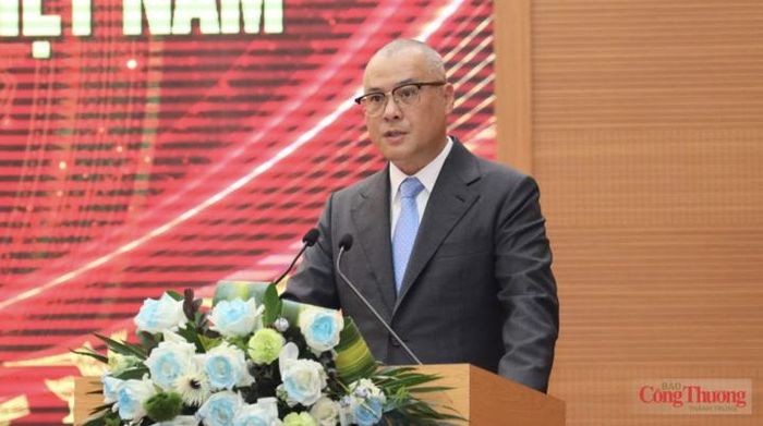 Đồng chí Phạm Đại Dương - Ủy viên Ban Chấp hành Trung ương Đảng, Bí thư Tỉnh ủy Phú Thọ phát biểu tại hội thảo.