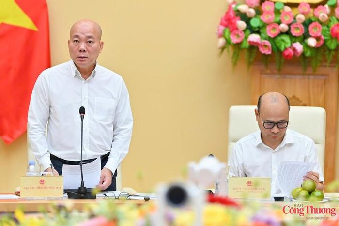 Cục trưởng Cục Xúc tiến thương mại Vũ Bá Phú trình bày báo cáo tóm tắt về tình hình triển khai và định hướng thực hiện Chương trình vươn rathị trường quốc tế giai đoạn 2026 - 2030.