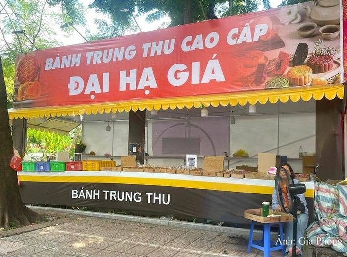 Một gian hàng bán bánh trung thu tại Hà Nội.