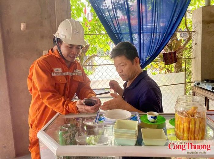 Anh Võ Bá Huy tuyên truyền an toàn, tiết kiệm điện đến với người dân. 