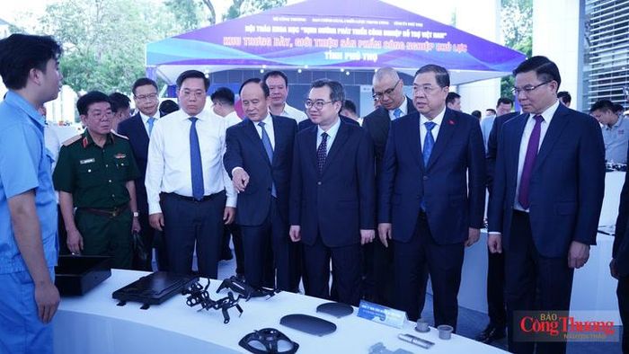 Phó Thủ tướng Thường trực Chính phủ Phạm Gia Túc và các đại biểu tham quan gian trưng bày sản phẩm tại hội thảo.