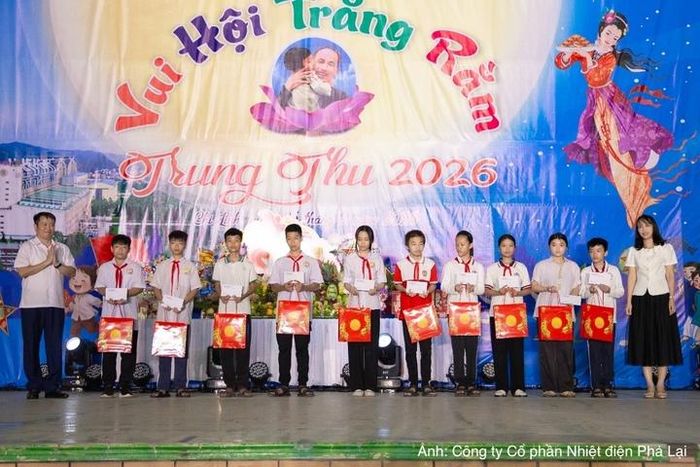 Lãnh đạo PPC trao tặng quà cho các em học sinh có hoàn cảnh khó khăn.