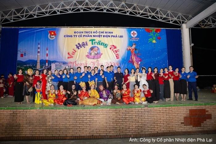 Ảnh giao lưu giữa lãnh đạo PPC, thầy cô các trường học và Đoàn Thanh niên PPC.