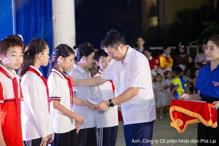 Ông Nguyễn Hoàng Hải - Tổng giám đốc Công ty Cổ phần Nhiệt điện Phả Lại trao quà cho các em học sinh có hoàn cảnh khó khăn.