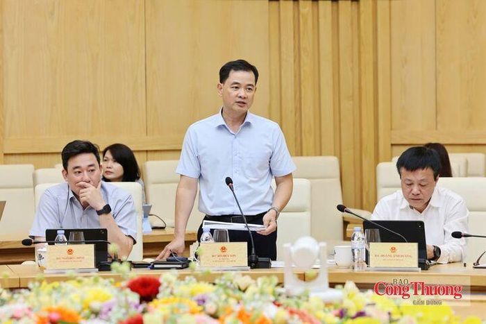 Vụ trưởng Vụ Kế hoạch - Tài chính Bùi Huy Sơn trình bày báo cáo tóm tắt tình hình thực hiện nhiệm vụ tháng 9 và 9 tháng năm 2026; nhiệm vụ giải pháp trong quý IV/2026.