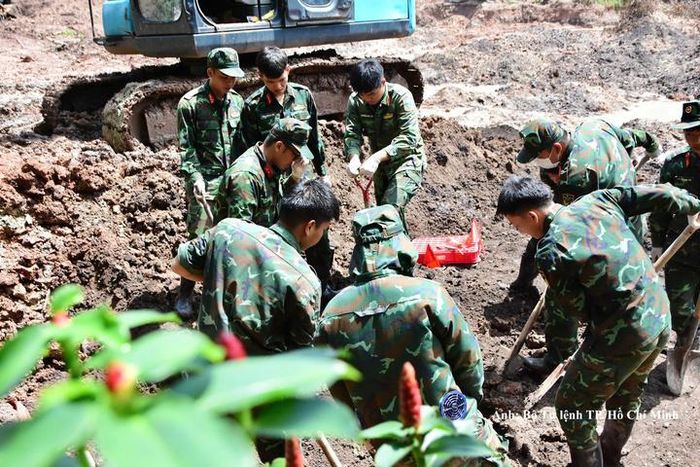 Các lực lượng tiếp tục triển khai công tác tìm kiếm, quy tập hài cốt liệt sĩ tại Khu B, Công viên Lê Thị Riêng trong ngày 30/9.