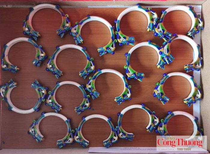 Chiếc vòng tay của người Dao Khâu được chạm khắc tỉ mẩn dưới đôi bàn tay của nghệ nhân Chẻo A Sử. 