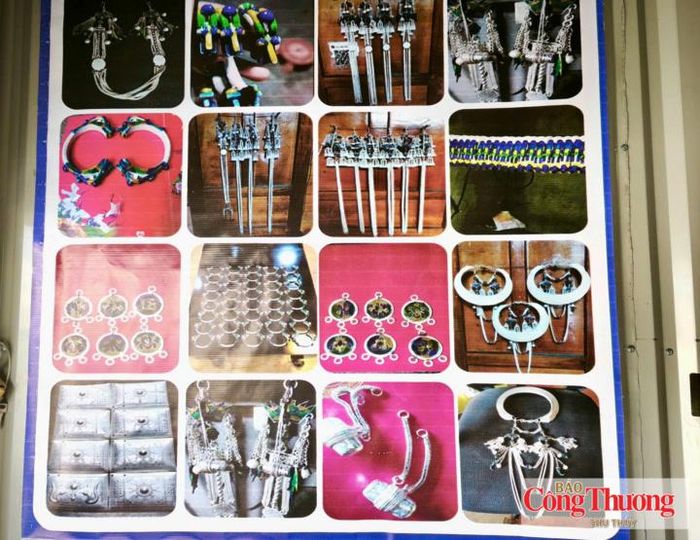 Nhiều sản phẩm phong phú từ bạc của ông Chẻo A Sử được người dân trong bản và du khách ưa thích, tin tưởng đặt mua. 