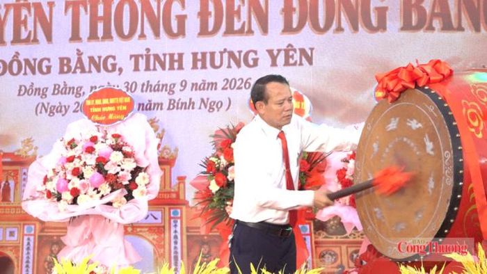 Lãnh đạo xã Đồng Bằng thực hiện nghi thức đánh trống, chiêng khai hội. Ảnh: Đình Trọng