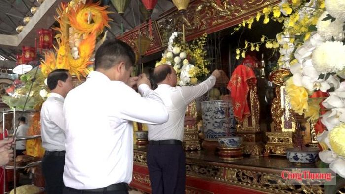 Các đại biểu dâng hương tưởng nhớ Đức Vua Cha Bát Hải Động Đình. Ảnh: Đình Trọng