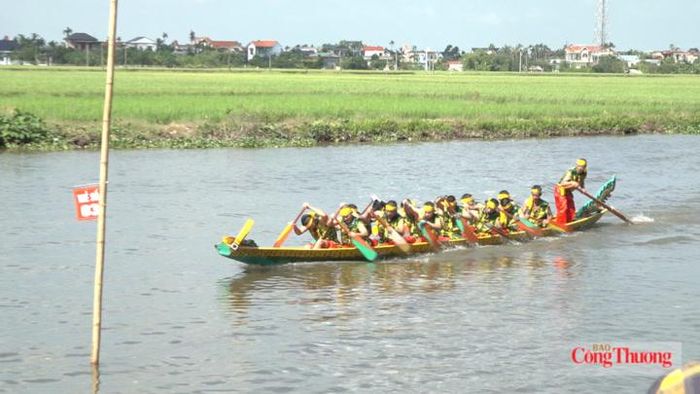 Sau phần lễ là phần hội với nhiều trò chơi dân gian hấp dẫn như bơi trải, dấu vật, kéo co... Ảnh: Đình Trọng