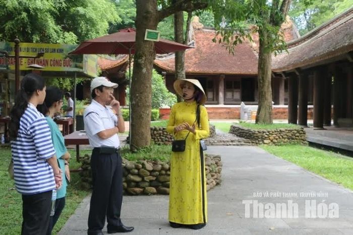Du khách về Lam Kinh nghe chuyện kể về Khu di tích và những chuyện kể về Anh hùng giải phóng dân tộc Lê Lợi.