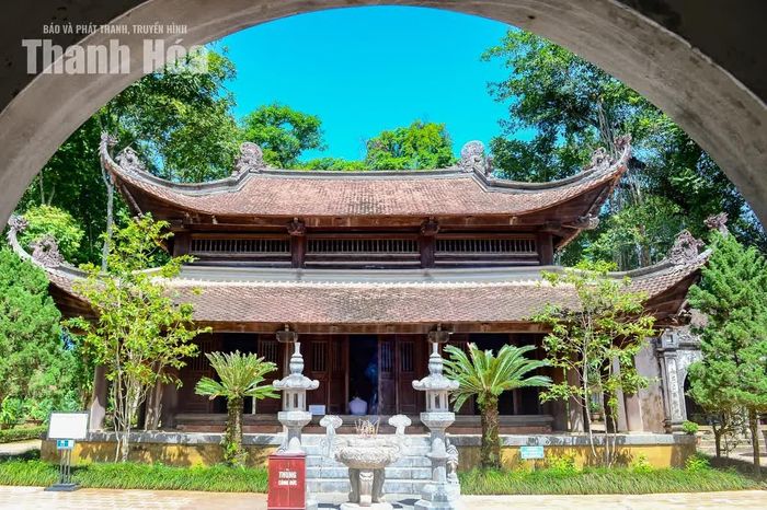 Đền được xây dựng theo lối chồng rường giá chiêng - một dạng kiến trúc nhà truyền thống phổ biến ở miền Bắc.
