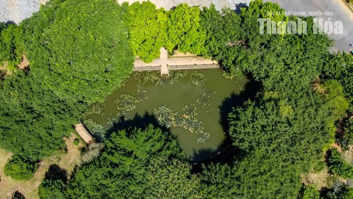 Sau những lần phục dựng gần đây, đền mang diện mạo mới uy nghi, phía trước là hồ bán nguyệt, những hàng cây xanh bao quanh.