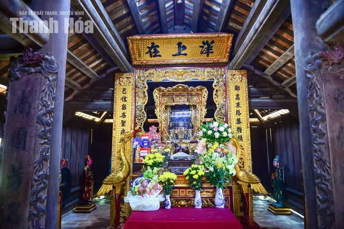 Bên trong hậu cung, ban thờ Anh hùng Lê Lai được bài trí với đồ thờ sơn son thiếp vàng.