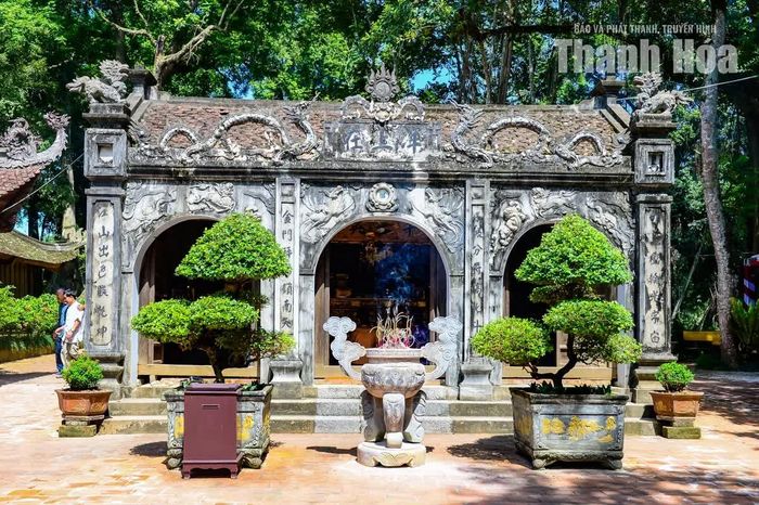 Bên trái đền thờ Lê Lai là đền thờ Mẫu thờ Đức Thánh Chúa bà Nương A Thiện, vợ của Lê Lai.
