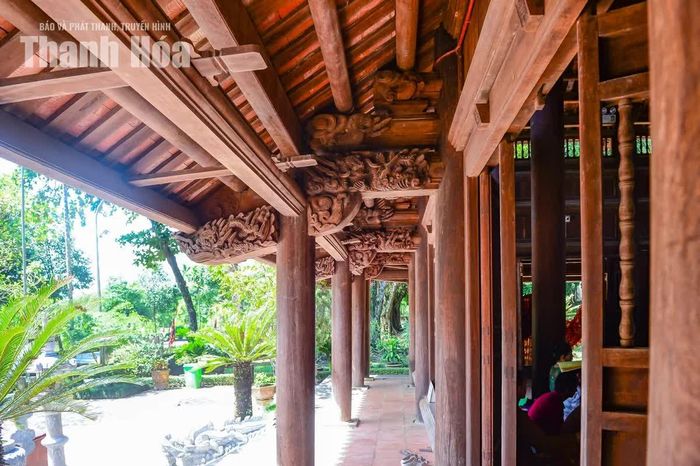 Từ những mái ngói, cột gỗ, ban thờ sơn son thiếp vàng đến những bức hoành phi, câu đối cổ, mỗi chi tiết trong ngôi đền đều góp phần tạo nên một không gian tưởng niệm giàu chiều sâu lịch sử.