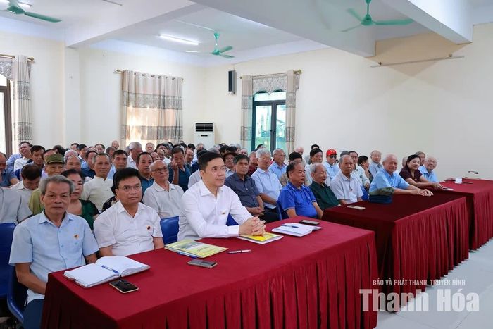 Phó Bí thư Thường trực Tỉnh ủy Nguyễn Hồng Phong và hội viên Câu lạc bộ Hàm Rồng tại buổi trao đổi.