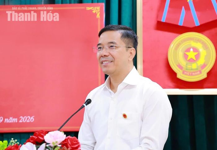 Phó Bí thư Thường trực Tỉnh ủy Nguyễn Hồng Phong trao đổi với hội viên Câu lạc bộ Hàm Rồng về tình hình kinh tế - xã hội của tỉnh 9 tháng năm 2026 và những công việc tỉnh sẽ tập trung lãnh đạo, chỉ đạo trong thời gian tới.