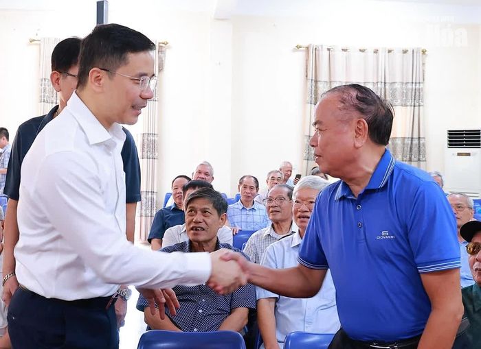 Phó Bí thư Thường trực Tỉnh ủy Nguyễn Hồng Phong thăm hỏi hội viên Câu lạc bộ Hàm Rồng.