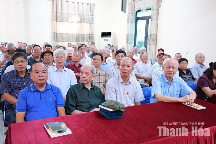 Các hội viên Câu lạc bộ Hàm Rồng tại buổi nói chuyện.