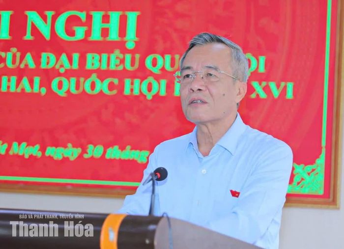 Bí thư Tỉnh ủy, Trưởng Đoàn ĐBQH tỉnh Lê Đức Thái phát biểu với cử tri xã Yên Nhân và Bát Mọt.