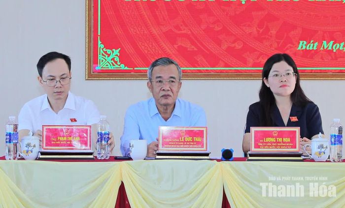 Bí thư Tỉnh ủy, Trưởng Đoàn ĐBQH tỉnh Lê Đức Thái và Đại biểu Quốc hội tại buổi tiếp xúc cử tri các xã Yên Nhân, Bát Mọt.