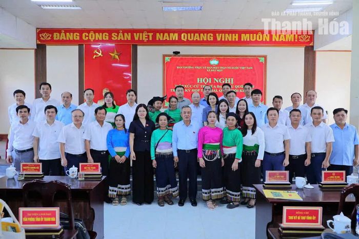 Bí thư Tỉnh ủy, Trưởng Đoàn ĐBQH tỉnh Lê Đức Thái và các đại biểu cùng cử tri xã Bát Mọt.