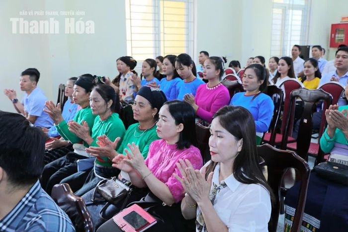 Cử tri xã Yên Nhân và Bát Mọt dự hội nghị.